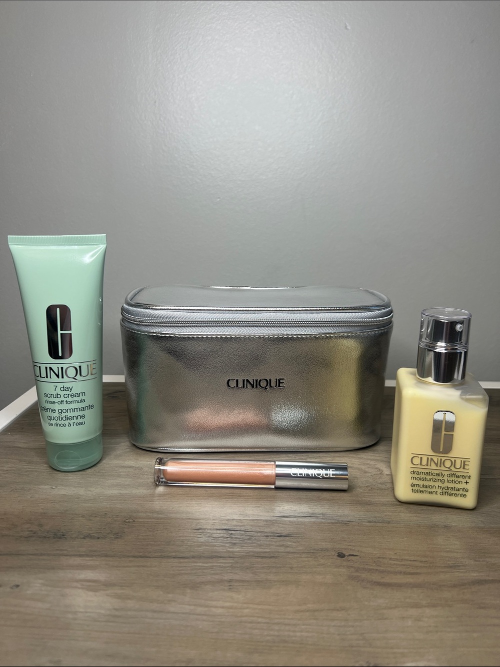 CLINIQUE Full Size Set • 7 Day Scrub, Dramatically Different Lotion, Lip Gloss